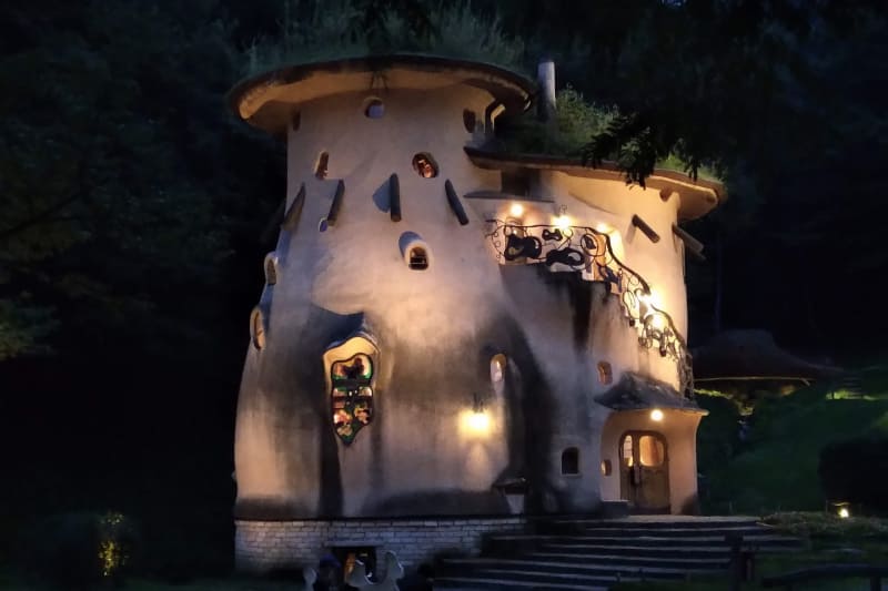 日が落ちて、ライトアップが始まってからすぐに撮影したもの。ｆ値2、シャッタースピード1／17秒、3.89mm、ISO感度3184