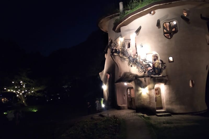 辺りが真っ暗になってから撮影。さすがに遠方にあるイルミネーションが、光以外を捉えられていない