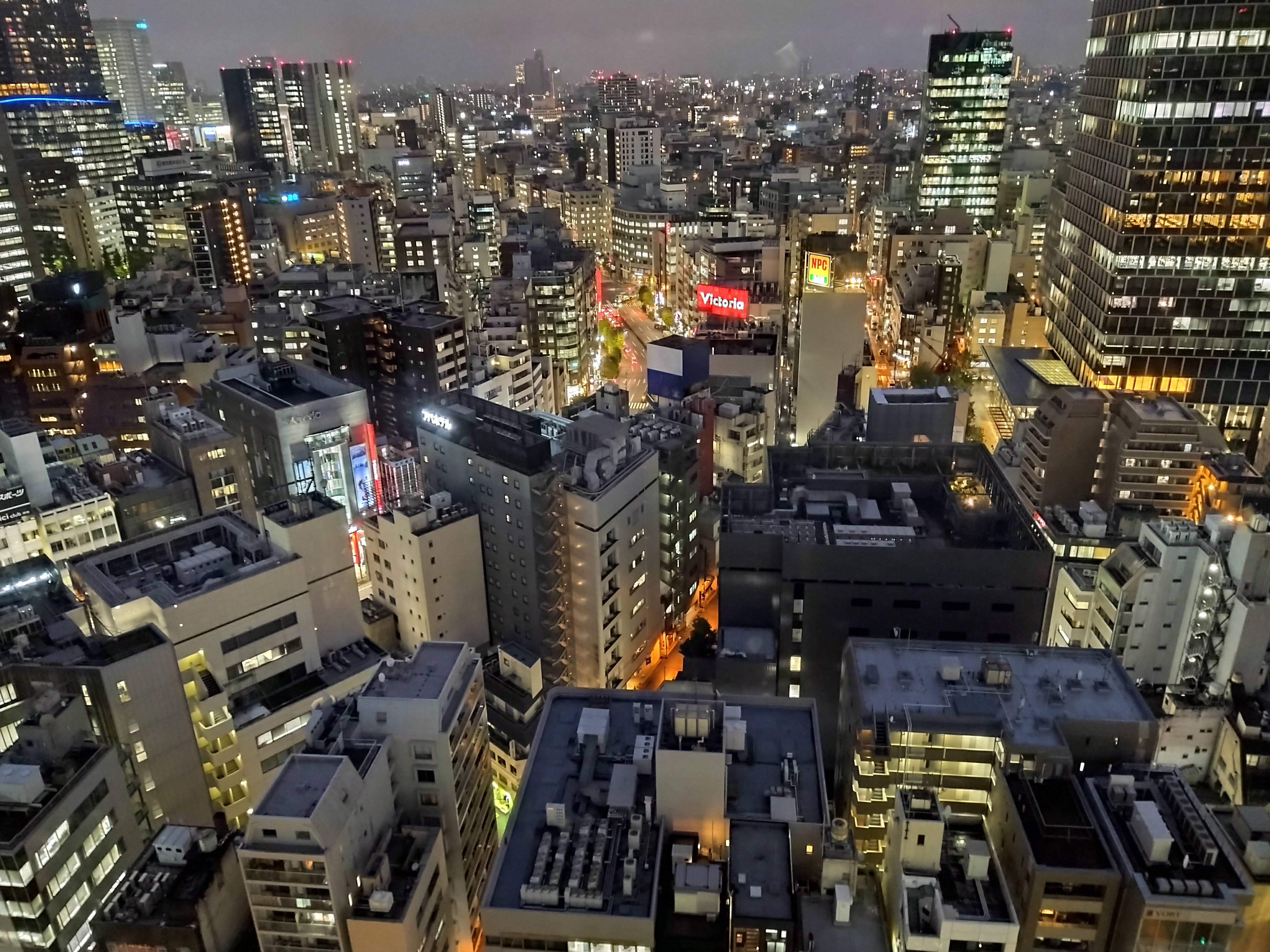 ガラス越しで撮影した夜景