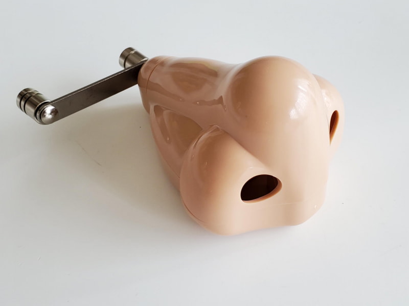 大人の手のひらにピッタリサイズの巨人の鼻のような胡椒挽き