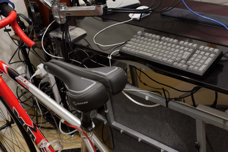 仕事でも使っている有線キーボードは移動・向き変えが手間。スペース的にも余裕がない