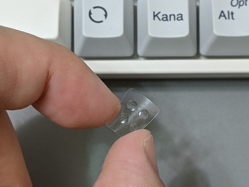必要なキーに上から乗せるようにして貼り付ける