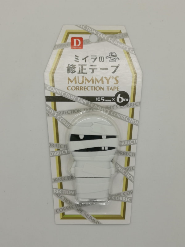 棺桶型のパッケージが嬉しいミイラの修正テープ。中身は幅5㎜、長さ6mの極めて標準的でマトモな修正テープだ