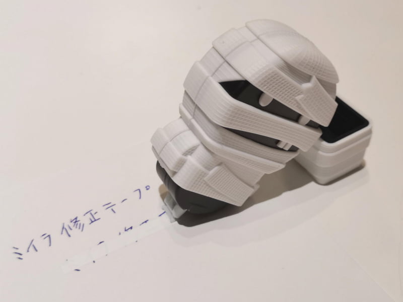 見るからに自分の包帯をほどきながら紙面に貼り付けて修正している感じ