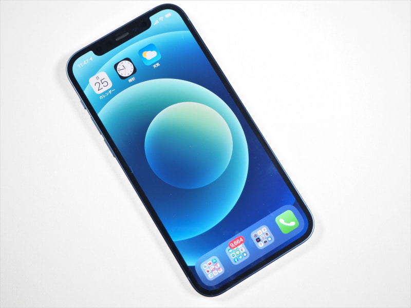 筆者が購入した「iPhone 12」。発売日に届くよう、Apple StoreでSIMフリーのモデルを予約して購入した
