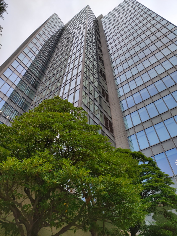 左＝超広角で撮影　右＝メインカメラで撮影