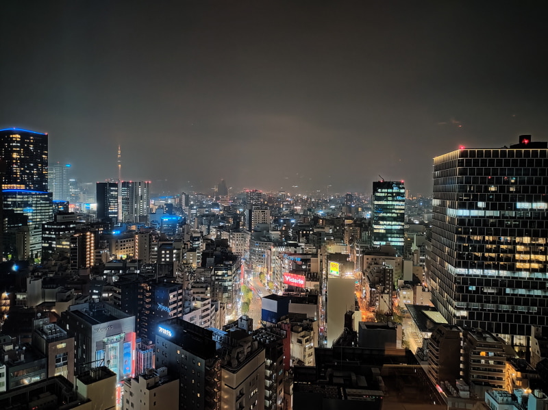 夜景（ガラス越しで反射あり）、スーパーナイトモードを使用