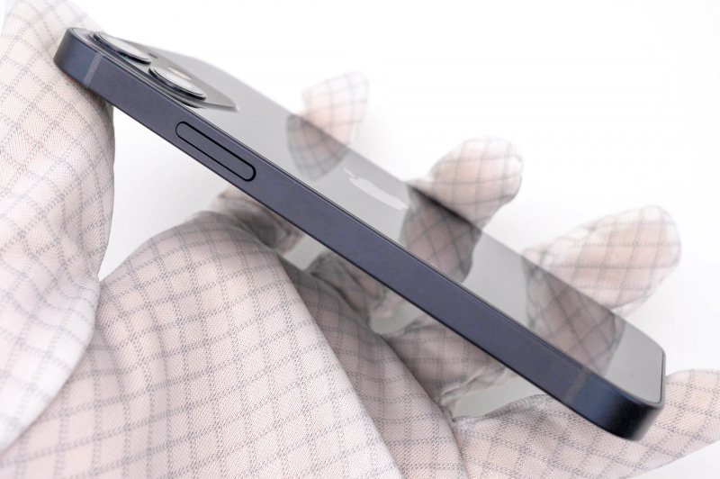 右側面。ちなみにこのボタンの正式名称は「サイドボタン」で電源ボタンとかではない（長押ししても電源切れないし）