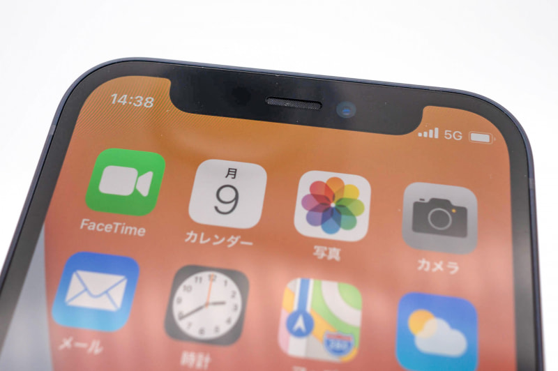 iPhone 12 miniもTrueDepthカメラの出っ張りは同じサイズなので、左右のピクト表示が非常に狭い。4G/5Gアンテナアイコン配置のギリギリ度合いよ