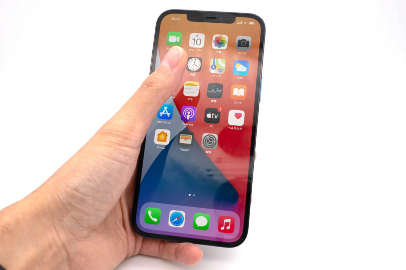 重たいので小指を下に入れて持ちたくなるが、そうすると画面上方に親指が届かない