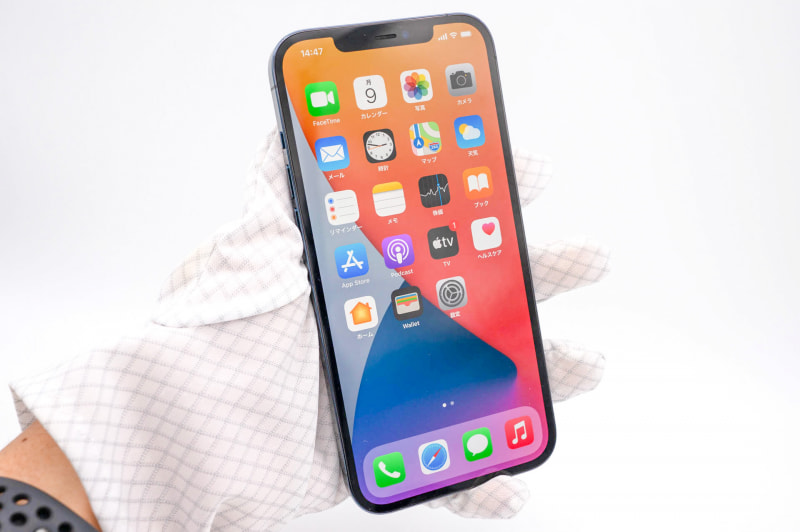 iPhone 12 Pro Max。光沢フレームに指紋を付けないように手袋を着用して撮影しております