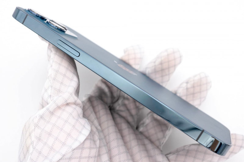 右側面。撮影ボックス内なので映りこみが少ないが、側面フレームは鏡面仕上げである