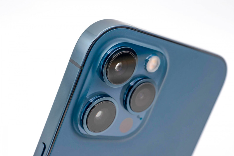 iPhone 12 Pro max。鏡面仕上げのフレームとつや消し背面ガラスがゴージャスな印象