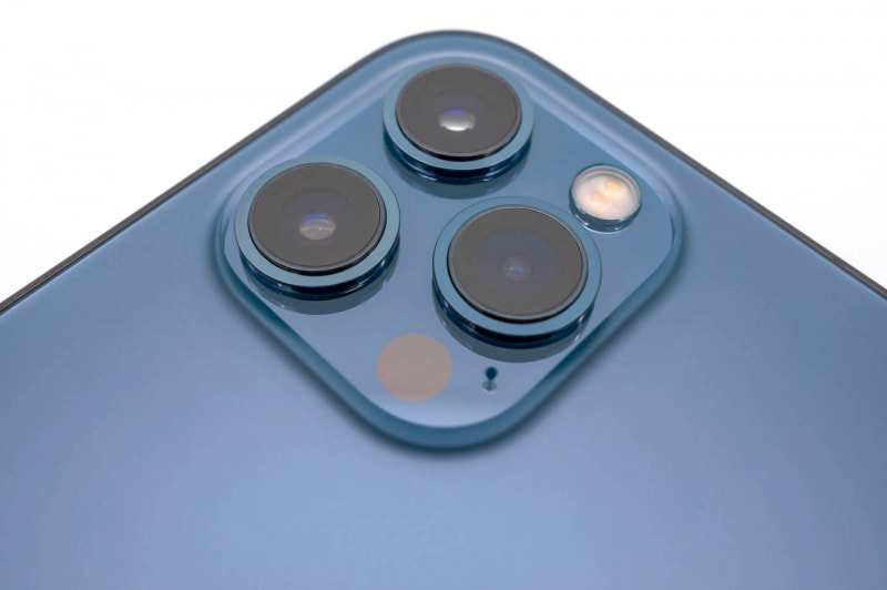 iPhone 12 Pro Maxのカメラ。右下がLiDARスキャナだ