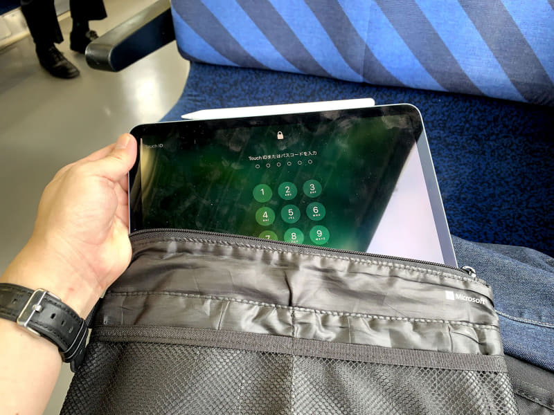 以前マイクロソフトからいただいたケース。ペンも一緒に入れられて、丁度良いサイズ