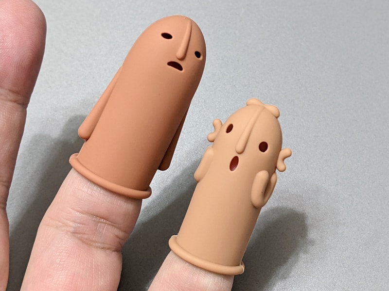 指にはめた状態。小サイズは小指のほか、指の細い人には最適だ