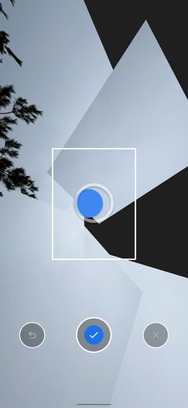 カメラの「その他」にある「360°写真」で360度パノラマの写真が撮れる。まず一か所を撮影し、以降は真ん中の〇に表示される青い●が入るように動かしながら撮影していく。