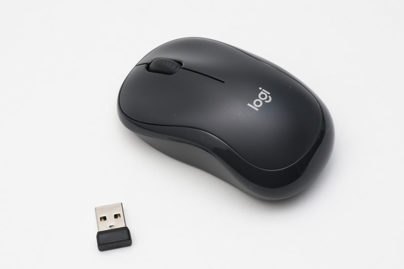 セットのマウスは左右対称のタイプ。USBレシーバーは共用だが、ロジクールのUnifyingレシーバーではない