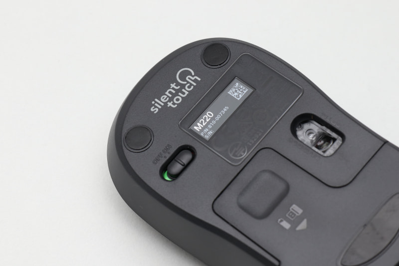 マウスにもsilent touchのロゴ。マウスの型番は「M220」