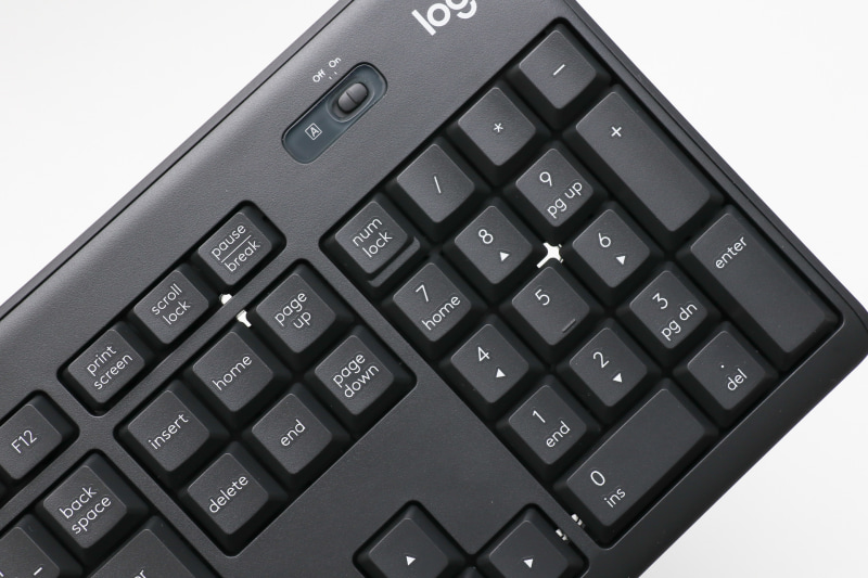 キーボードを透かすと穴があいていて水をこぼしても抜けるようになっている