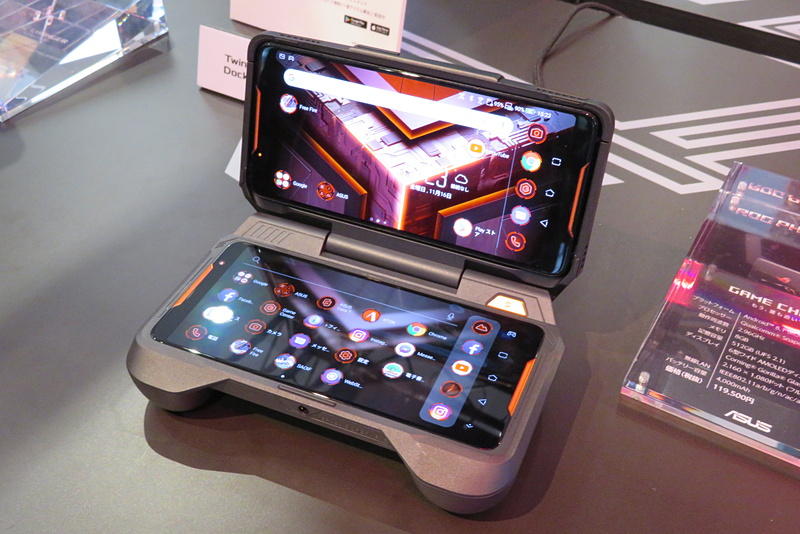 デュアルスクリーンユニットの「TwinView Dock」。上部にROG Phoneを装着して使うもので、下部はROG Phoneと同じ有機ELディスプレイを搭載している