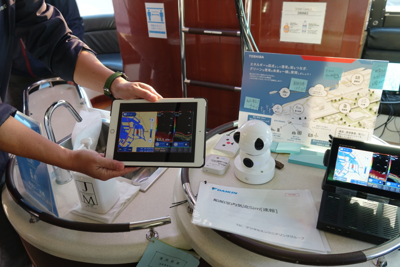 古野電気のソフトウェアが動くタブレット。右のディスプレイと同じ内容が表示される