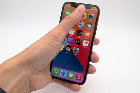 こちらはiPhone 12 mini。ちなみに筆者は身長176cmのオッサンなので、手のサイズも標準的なハズ