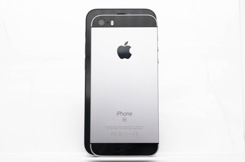 iPhone 12 miniの上にiPhone SE（第1世代）を重ねるとこんな感じ。さすがに大きさがけっこう違う