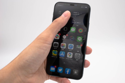 筆者の現在のメイン端末のiPhone 11 Pro。このサイズは長く使っているが、いまだに大きいと感じる場面が多い