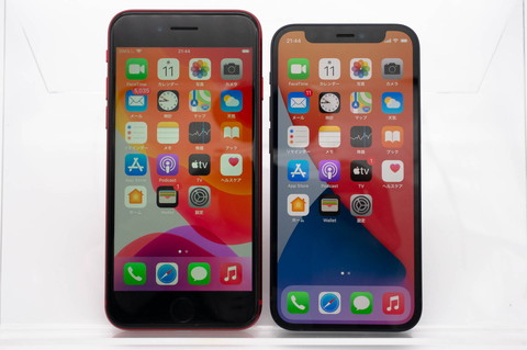 iPhone SE（第2世代）とiPhone 12 mini（右）