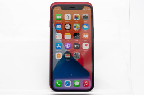 iPhone SE（第2世代）の上にiPhone 12 miniを重ねるとこんな感じ。非常に似たサイズ感だ