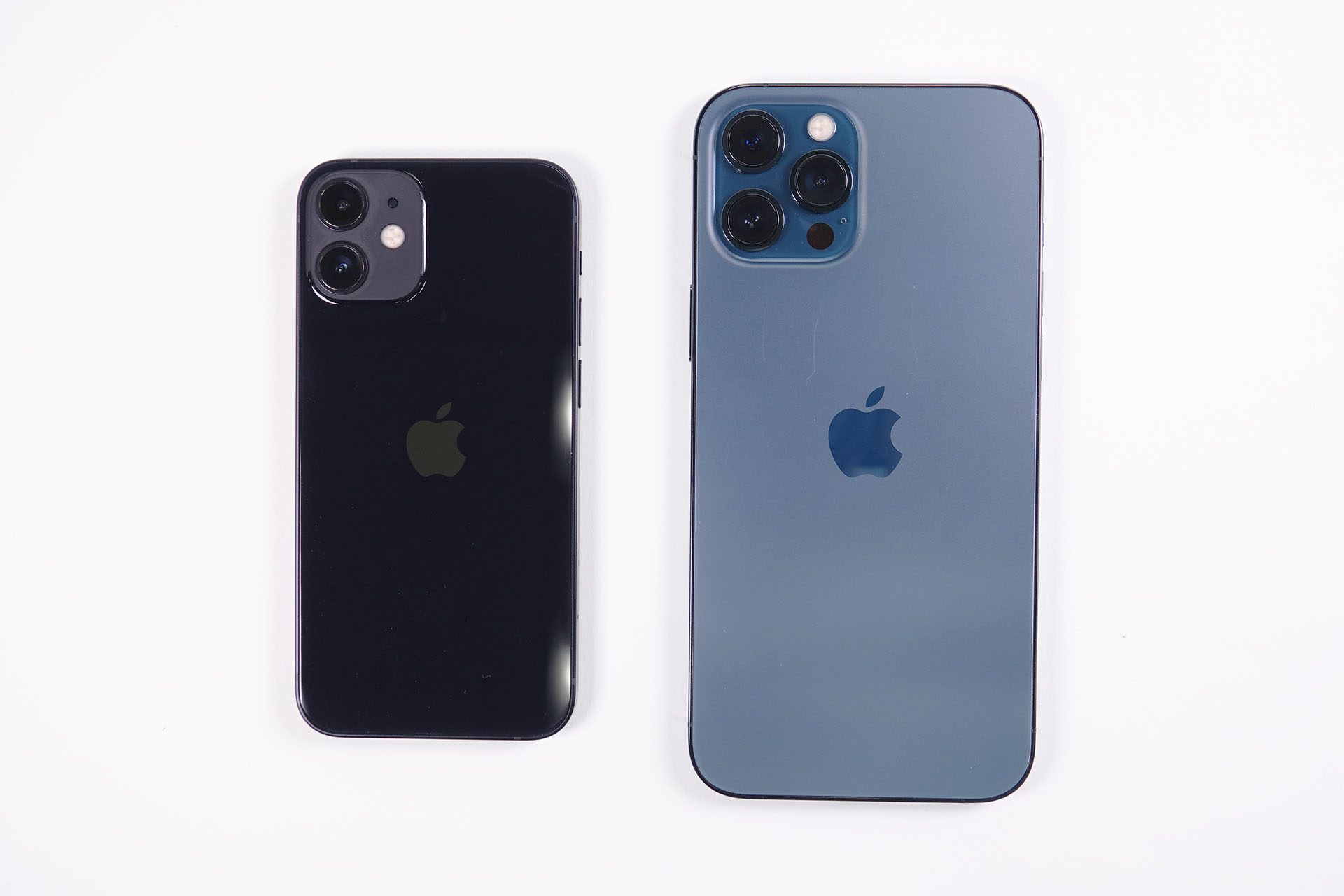 iPhone 12 mini（左）とiPhone 12 Pro（右）
