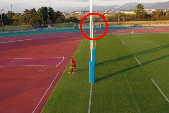 ゴールポールを自律的に避けて追尾・撮影