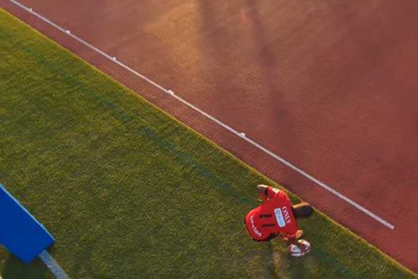 ゴールポールを自律的に避けて追尾・撮影