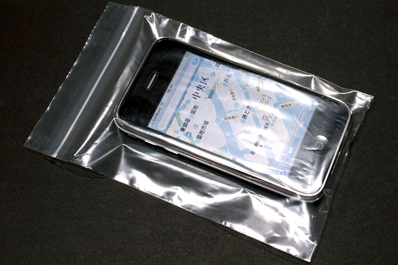 2008年頃、iPhone 3Gをビニール袋に入れて防水するの図。静電容量式タッチパネルはビニール袋に入った状態でもタッチ操作可能だ。必要とあらばモバイルバッテリー込みでビニール袋封入したりも。当時、ボートに乗ったり釣りに行ったりする時はこのスタイルであった