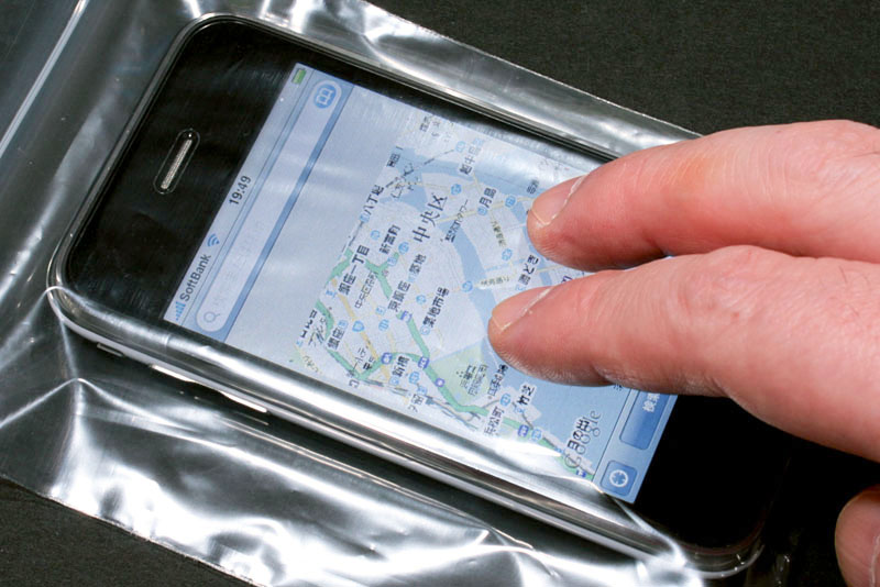 2008年頃、iPhone 3Gをビニール袋に入れて防水するの図。静電容量式タッチパネルはビニール袋に入った状態でもタッチ操作可能だ。必要とあらばモバイルバッテリー込みでビニール袋封入したりも。当時、ボートに乗ったり釣りに行ったりする時はこのスタイルであった