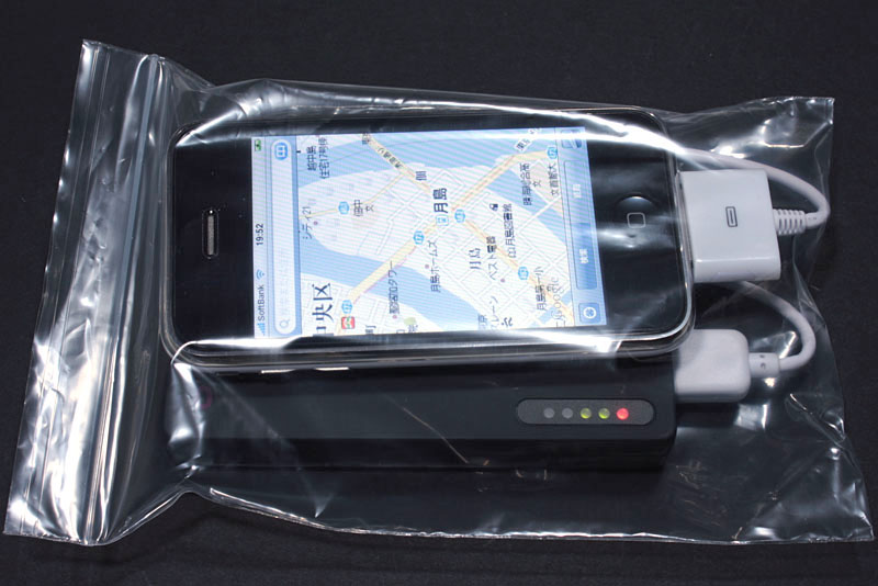 2008年頃、iPhone 3Gをビニール袋に入れて防水するの図。静電容量式タッチパネルはビニール袋に入った状態でもタッチ操作可能だ。必要とあらばモバイルバッテリー込みでビニール袋封入したりも。当時、ボートに乗ったり釣りに行ったりする時はこのスタイルであった
