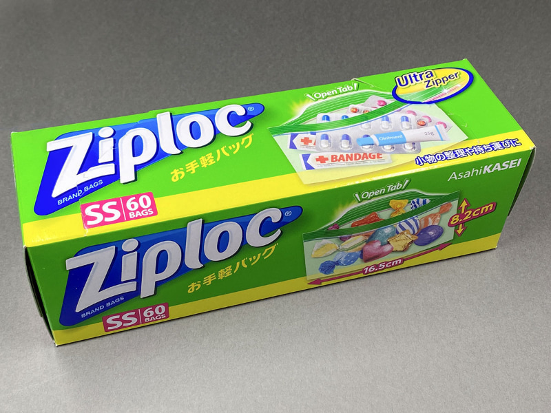 現在の「iPhone封入用お気に入りビニール袋」は<a href="https://www.asahi-kasei.co.jp/saran/products/ziploc/easy_bag.html" class="strong b">「Ziploc お手軽バッグ SSサイズ」</a>。写真の端末はiPhone XS Maxで、このZiplocにシンデレラフィット!!!　ほぼ同サイズのiPhone 11 Pro Maxもピッタリ入るョ!!!　もちろんこのままタッチ操作できるしFace IDも通るョ!!!　横型で開口部が大きいのでiPhoneの出し入れもしやすいンだっ!!!