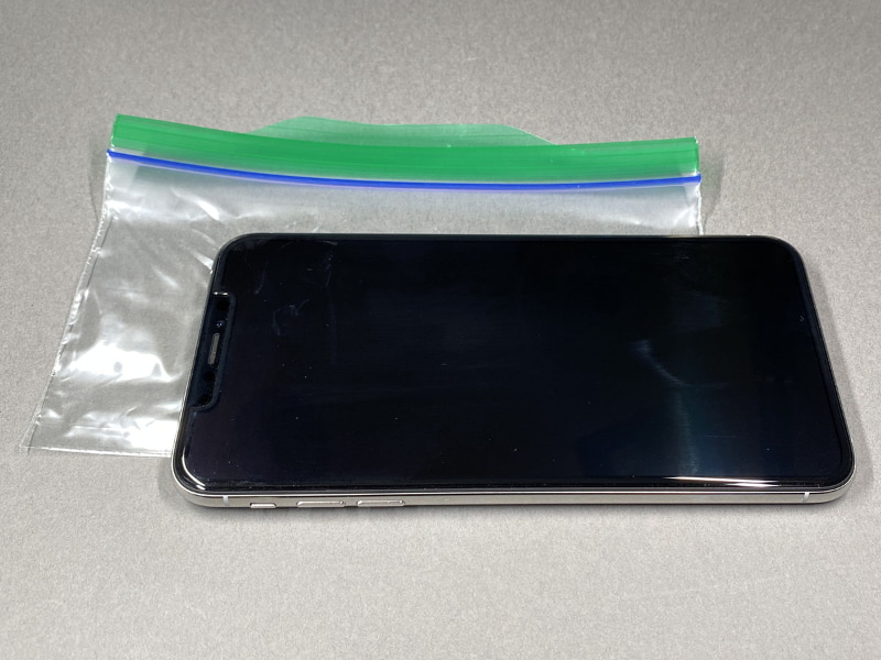 現在の「iPhone封入用お気に入りビニール袋」は<a href="https://www.asahi-kasei.co.jp/saran/products/ziploc/easy_bag.html" class="strong b">「Ziploc お手軽バッグ SSサイズ」</a>。写真の端末はiPhone XS Maxで、このZiplocにシンデレラフィット!!!　ほぼ同サイズのiPhone 11 Pro Maxもピッタリ入るョ!!!　もちろんこのままタッチ操作できるしFace IDも通るョ!!!　横型で開口部が大きいのでiPhoneの出し入れもしやすいンだっ!!!