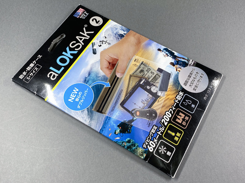 手持ちのLOKSAKのうち、サイフとして使うのに適したのがコレ。「ALOKD2-6X6」という品番のもので、内寸は13.3×15.9cmと書かれている