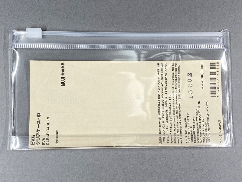 無印良品<a href="https://www.muji.com/jp/ja/store/cmdty/detail/4548718158850" class="strong b">「EVAクリアケース・中 約160x85mm」</a>。ファスナー式の透明ケースで、紙幣は1000円札なら入るが、1万円札や5000円は入らない(折らずに入れると歪む)。右は1000円札サイズの紙を入れたところだが、ほぼシンデレラフィット。また下部に僅かなマチがあるので、1000円札少々＋小銭多めという組み合わせで持ち歩くには好適。耐久性もそこそこあり、コンパクトで、無印良品ネットストア税込価格120円と安価なので、けっこうオススメ。ただし、1000円札の出し入れ時に引っかかりやすいので、使用にコツが要る。このケースには6.5インチiPhoneは入らない