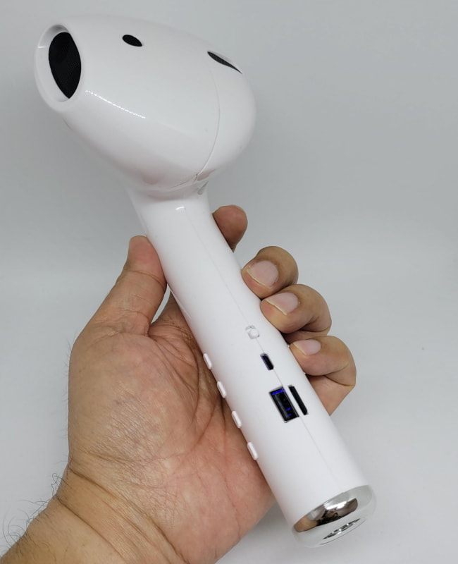 持った感じは昔の家電の受話器やヘアドライヤーに似た感じだ