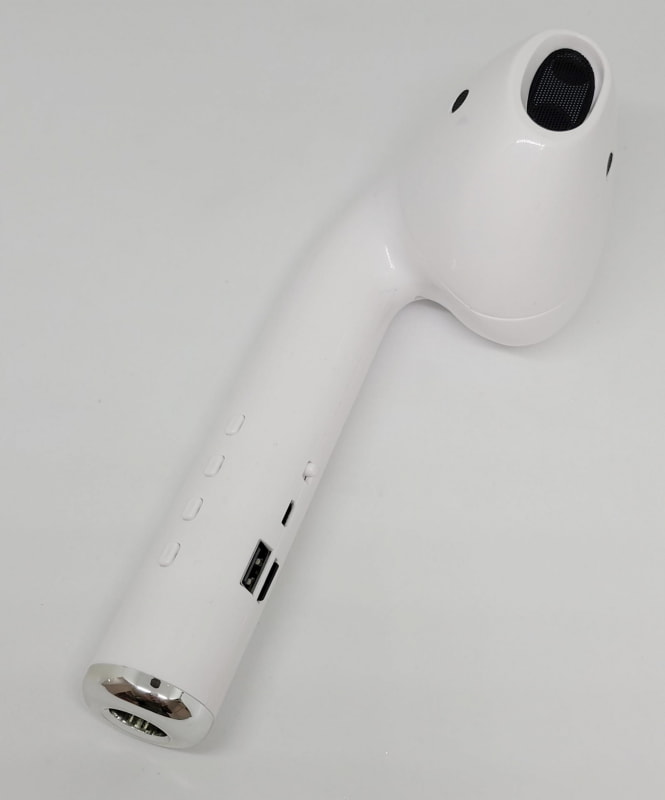 左列の4つの四角いボタンはモード切替スイッチと音量調整、再生・停止・早送り・巻き戻しなどのボタン。右列は上から電源オンオフスイッチ、充電用microUSBポート、USB Type-Aポート、TFカード（microSD）スロットだ