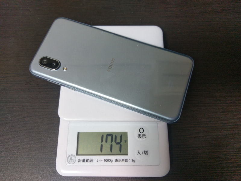 そもそも、ケース付きと裸の状態を比較するのはフェアではない気もしますが、これが普段の筆者の使い方なのでまあ仕方がないということでお許しいただきたい