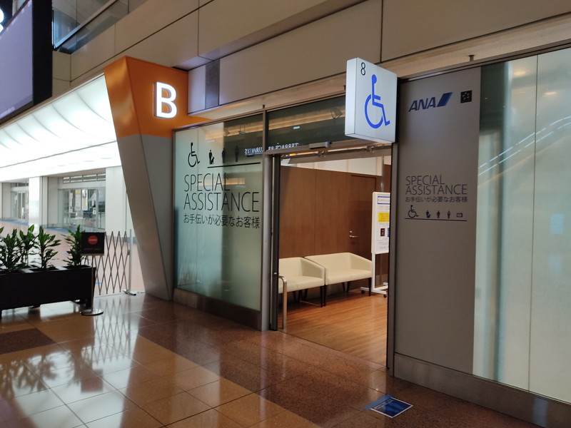 案内されたスペシャルアシスタンスカウンターを訪れ、無事にスマホを回収。結果として、無くしたスマホは羽田と新千歳を往復しただけとなった