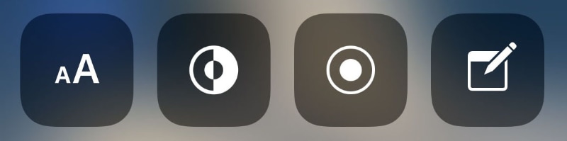 その下の段は、時々使う、ナニゲに役立つ機能群。左から、テキストサイズ、ダークモード、画面収録(iPhoneロック状態では使用不可)、メモ。テキストサイズは「あっ老眼鏡忘れた！」的な場合に表示文字サイズを拡大できてちょいちょい役立つ。画面収録はスクリーンショットの代替みたいな感じで使用。ダークモードは「(周囲を気にして)ちょっと画面暗くして使おう」という時にチョイ便利。メモはiPhoneのロックを外さなくても使える(新たに書ける)のが特に便利。「あっ老眼鏡忘れた！」という場合は、一時的にテキストサイズを巨大にし、巨大文字でメモ書きしたりするが、キーボードは見づらい。