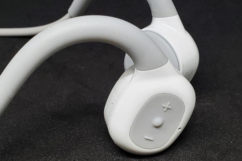 イヤホンやヘッドホン本体で操作するタイプだと、いつもうまく操作できなくてイライラする。しかしTouchBoneのコントローラーはシンプルだし、中心の電源ボタンの突起が大きいため、これまで誤操作したことはない