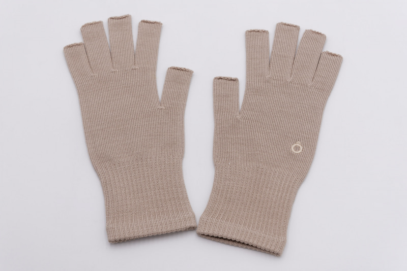 指出しタイプの「上質シルクハンドウォーマー MAX2」