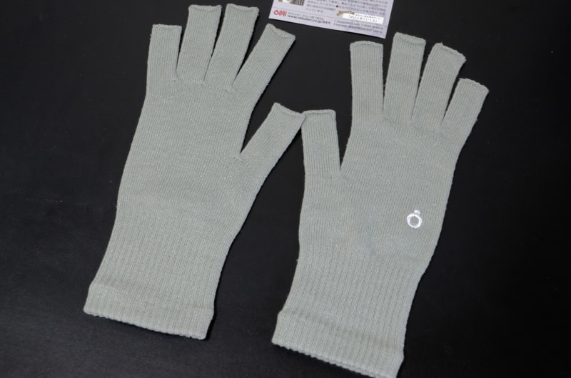 こちらは3年以上前に購入した「シルク ハンドウォーマー MAX2」