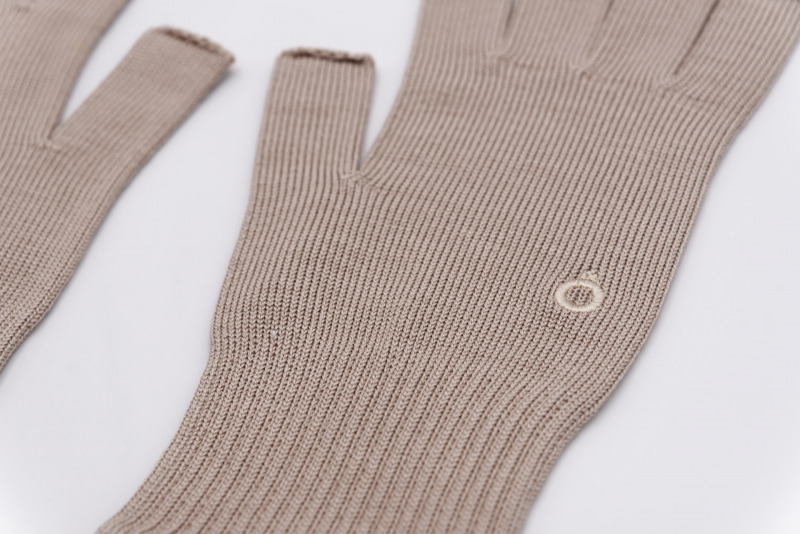 光沢のある素材。シルク90％、ナイロン10％の配合